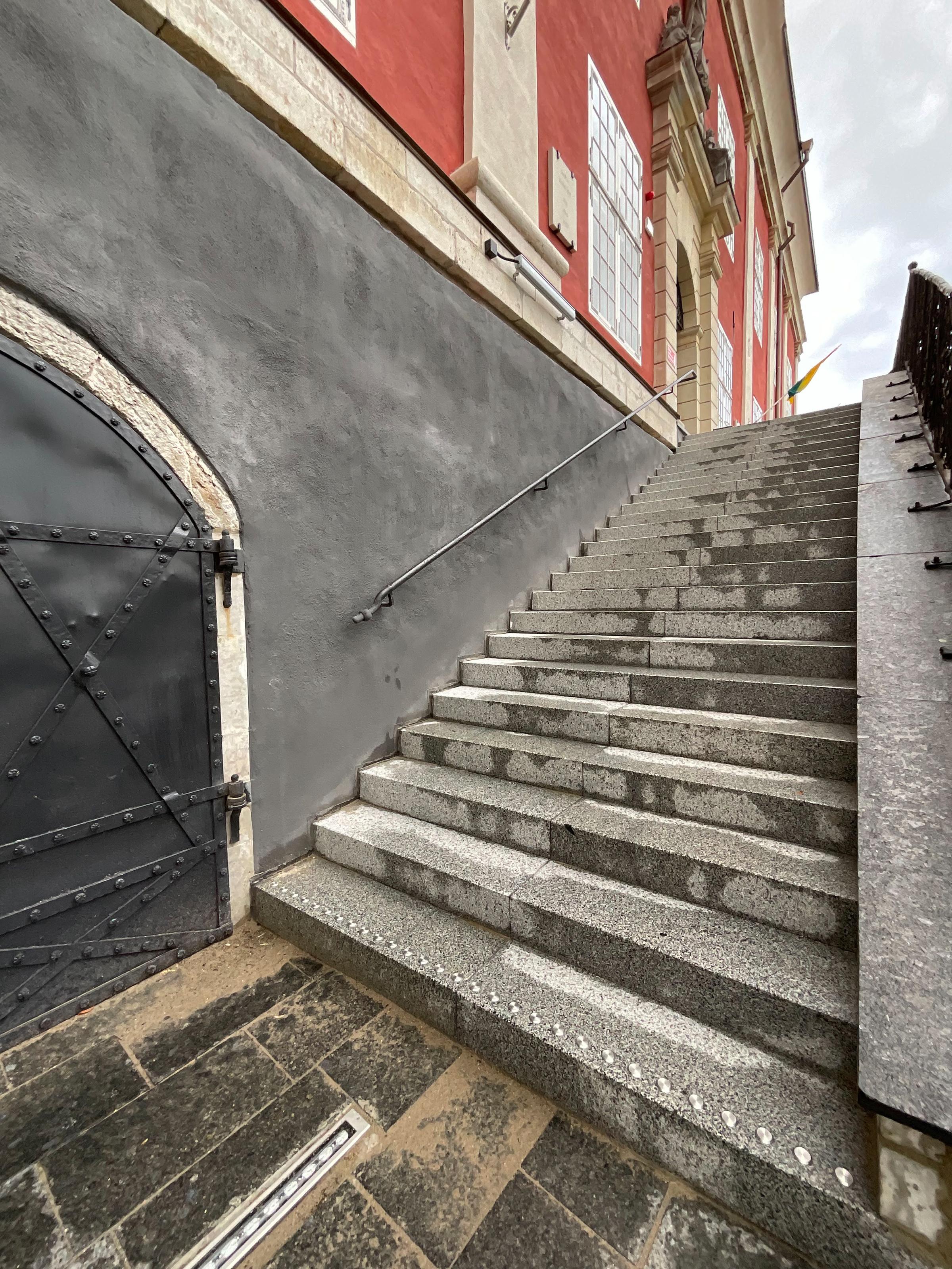 Narva raekoja juhtrajad ja tähistus