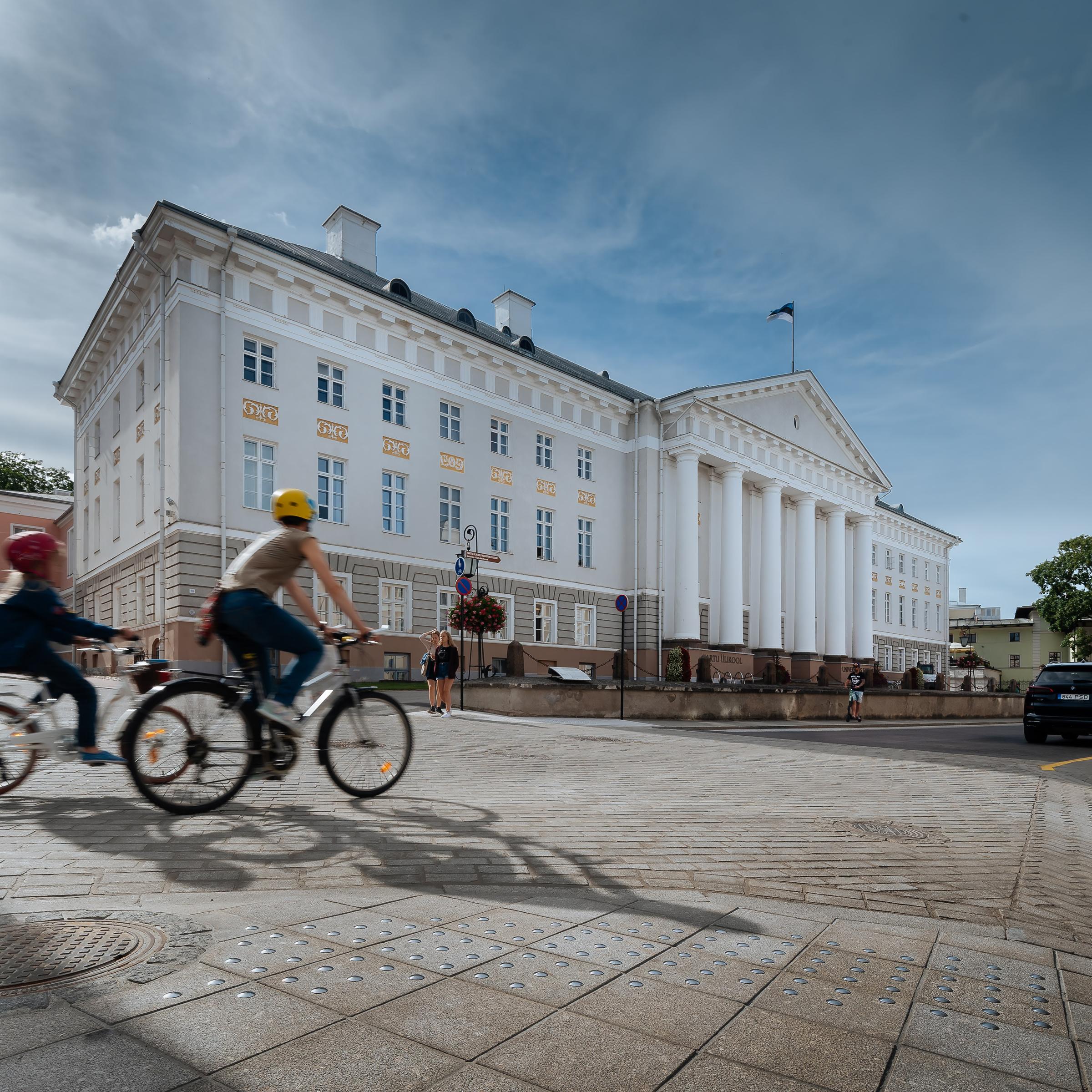 Tartu Ülikooli tänava ristmike tähistus