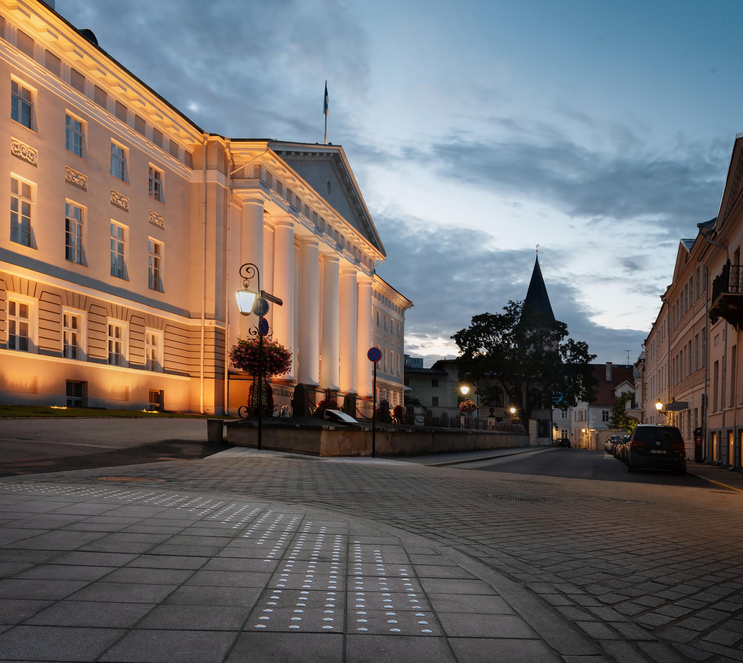 Tartu Ülikooli tänava ristmike tähistus